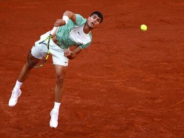Carlo Alcaraz realiza un saque ante Flavio Cobolli en Roland Garros
