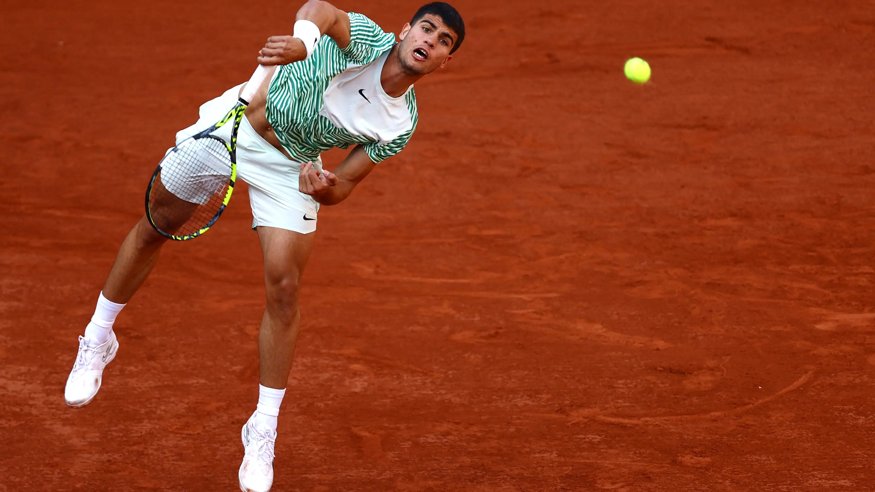 Carlo Alcaraz realiza un saque ante Flavio Cobolli en Roland Garros Carlo Alcaraz realiza un saque ante Flavio Cobolli en Roland Garros