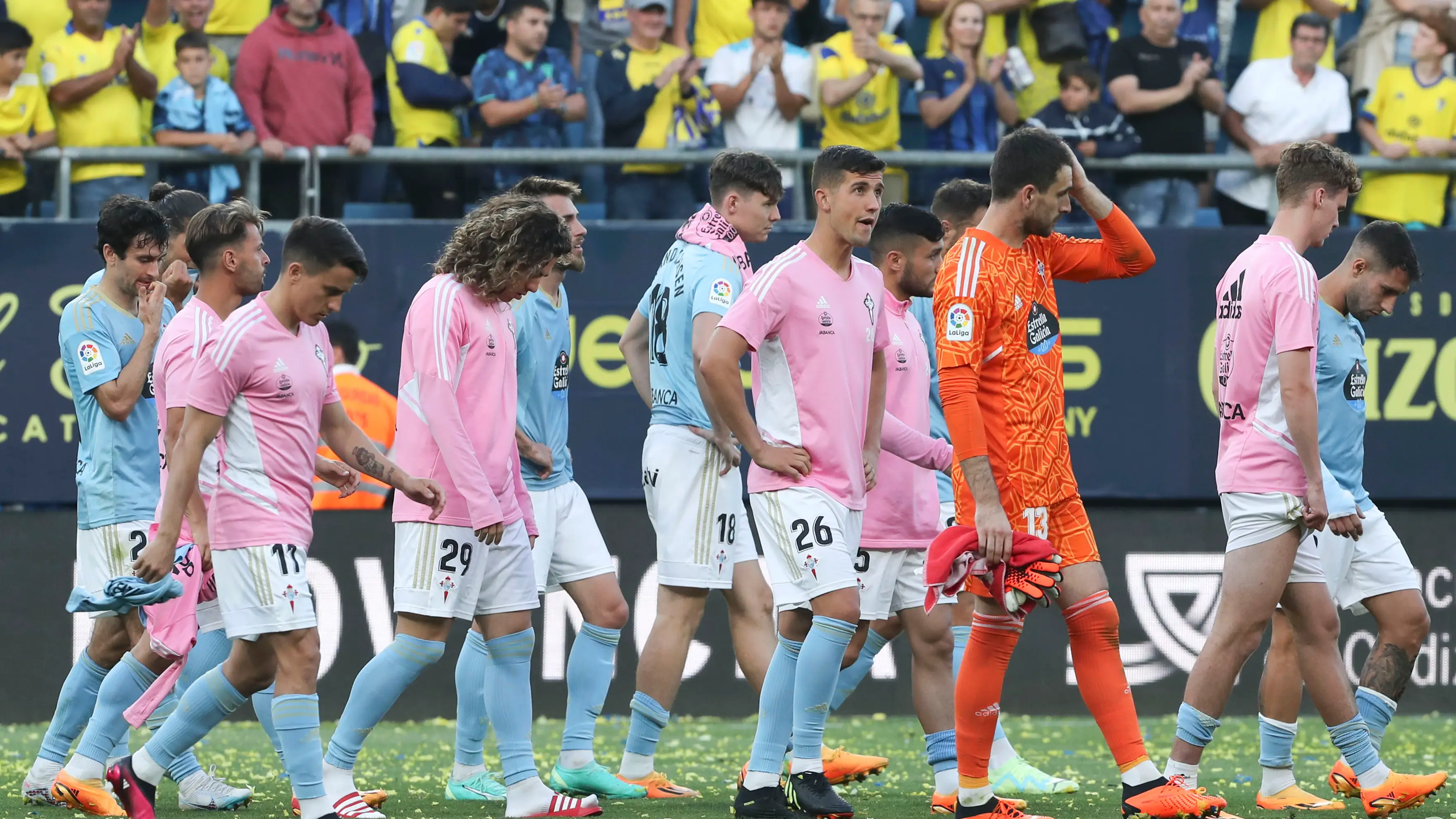 Los jugadores del Celta se lamentan tras caer ante el C&aacute;diz en la jornada 37