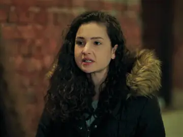 Aybike se enfada con Asiye tras descubrir que trabaja en el restaurante de Gönül: “No tienes vergüenza”