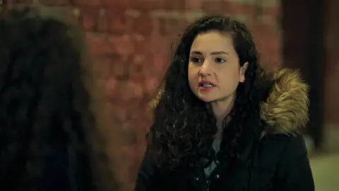 Aybike se enfada con Asiye tras descubrir que trabaja en el restaurante de Gönül: “No tienes vergüenza” Aybike se enfada con Asiye tras descubrir que trabaja en el restaurante de Gönül: “No tienes vergüenza”