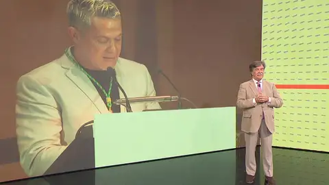 Alejandro Sanz. Alejandro Sanz.