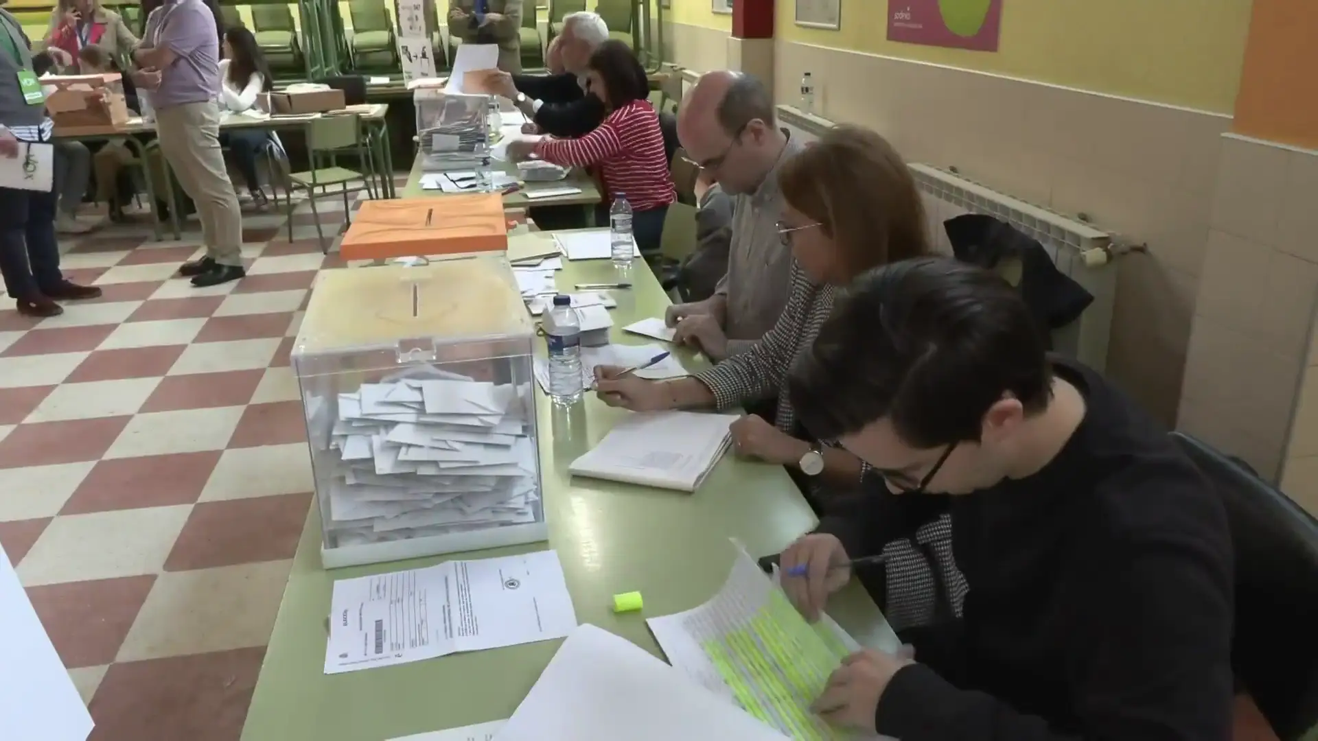 Mesa electoral en imagen de archivo
