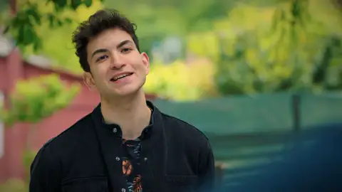 Tolga le cuenta a los Eren que es el nuevo propietario del Ataman y… ¡que les echará del colegio! Tolga le cuenta a los Eren que es el nuevo propietario del Ataman y… ¡que les echará del colegio!