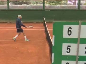 Un participante en el Campeonato de España de tenis para mayores de 85 años