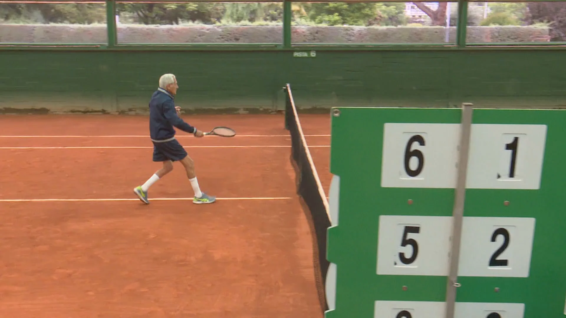Un participante en el Campeonato de Espa&ntilde;a de tenis para mayores de 85 a&ntilde;os