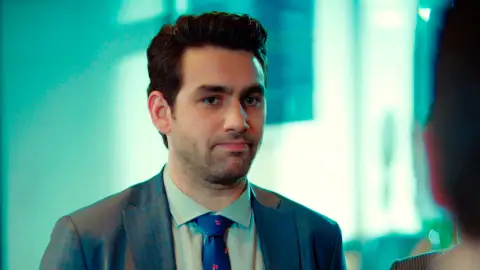 Ender se disculpa con Emir… ¡Por algo que no ha hecho! Ender se disculpa con Emir… ¡Por algo que no ha hecho!