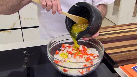 Vierte el aliño sobre los ingredientes y un poco de perejil Vierte el aliño sobre los ingredientes y un poco de perejil