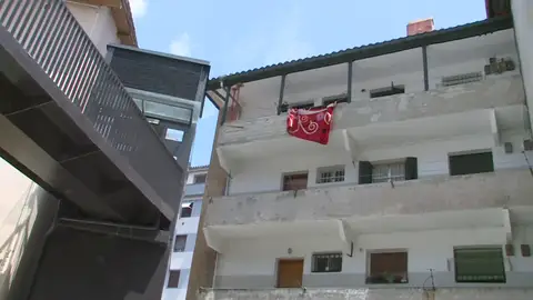 Piso de Eibar desde el que se arrojó el sofá Antena 3 Noticias
