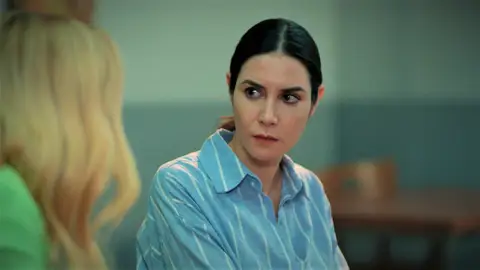 Ayla y Nebahat quieren ayudar a Suzan a salir de la cárcel... ¿Querrán algo a cambio? Ayla y Nebahat quieren ayudar a Suzan a salir de la cárcel... ¿Querrán algo a cambio?