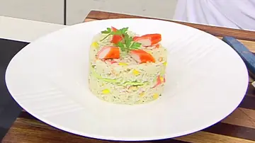 Arguiñano: ensalada fresca y con toque de mar, de arroz, surimi, maíz y aguacate