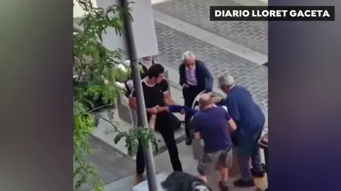 Vecinos sacando al hombre de la basura Un hombre se queda encerrado en un contenedor de basura por buscar unas llaves en Lloret de Mar