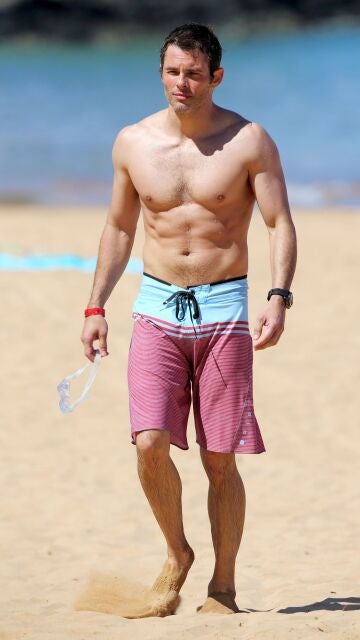 James Marsden marcando músculos en la playa