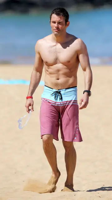 James Marsden marcando músculos en la playa James Marsden marcando músculos en la playa