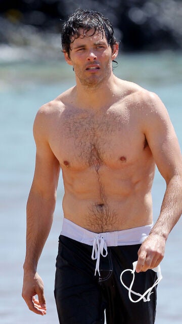 James Marsden en la playa