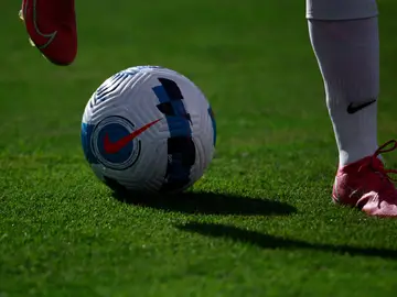 Un jugador conduce el balón durante un partido Un jugador conduce el balón durante un partido