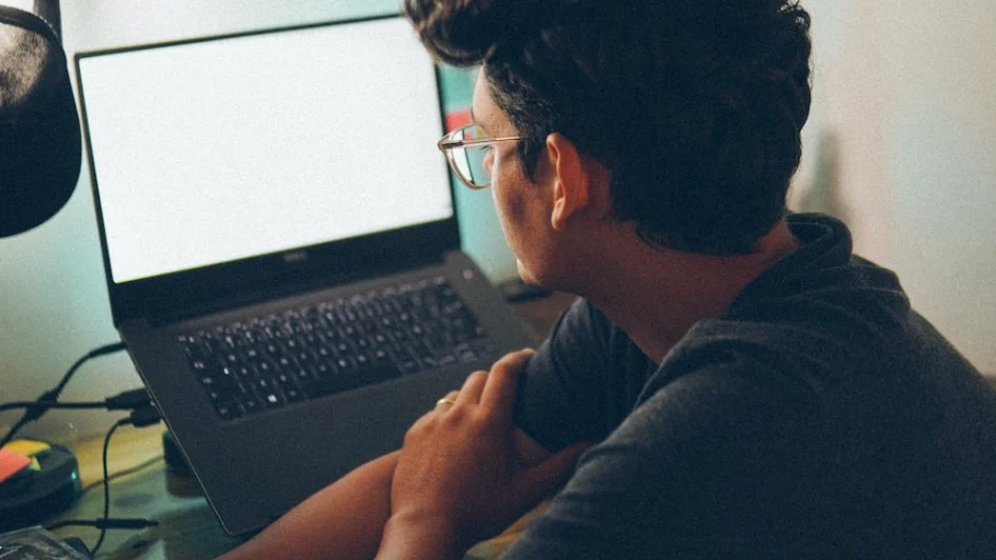 Un joven estudiando