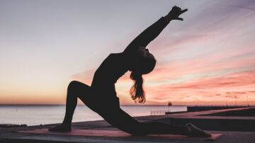 Imagen de archivo de una mujer haciendo yoga