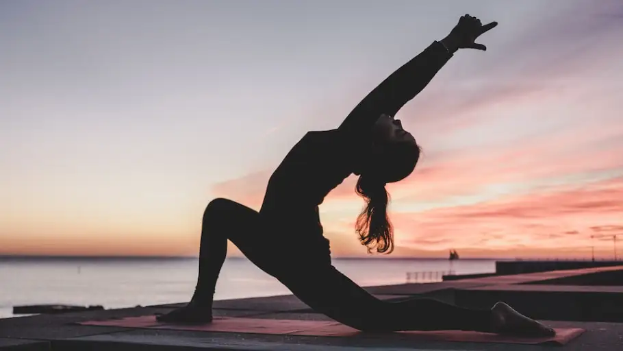 Imagen de archivo de una mujer haciendo yoga