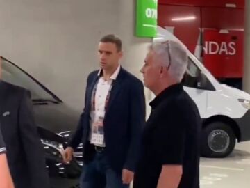 Mourinho acosa a los árbitros en el parking