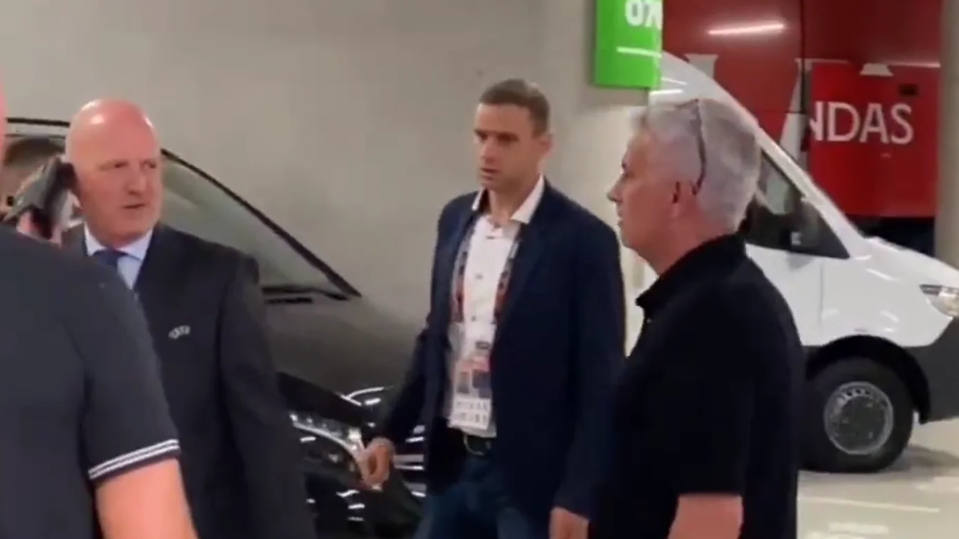 Mourinho acosa a los árbitros en el parking Mourinho acosa a los árbitros en el parking