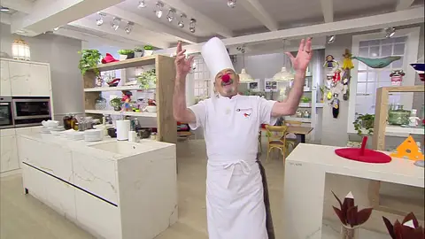 Arguiñano sorprende haciendo de payaso: "¡Me encanta este saludo!" Arguiñano sorprende haciendo de payaso: "¡Me encanta este saludo!"