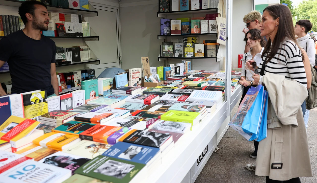 La reina Letizia visita por sorpresa la Feria del Libro de Madrid 