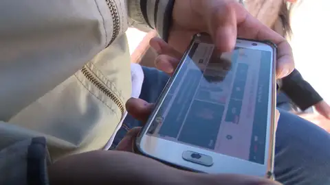 Un menor viendo vídeos en el móvil Los menores acceden a edades muy tempranas a contenido pornográfico