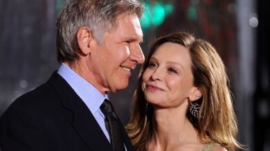 Harrison Ford y Calista Flockhart, todo amor y complicidad en la graduación de su hijo