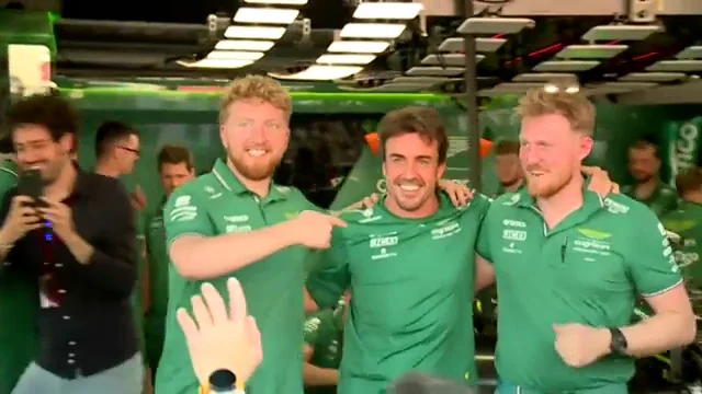 Fernando Alonso y sus 'zanahorios' desatan el furor en Montmeló Fernando Alonso y sus 'zanahorios' desatan el furor en Montmeló