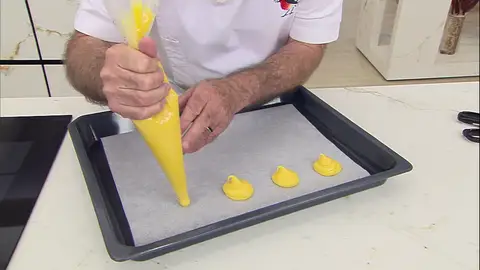 Haz montones del tamaño de una nuez con la manga pastelera haz montones del tamaño de una nuez con la manga pastelera