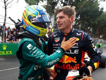 Alonso saluda a Verstappen en Mónaco