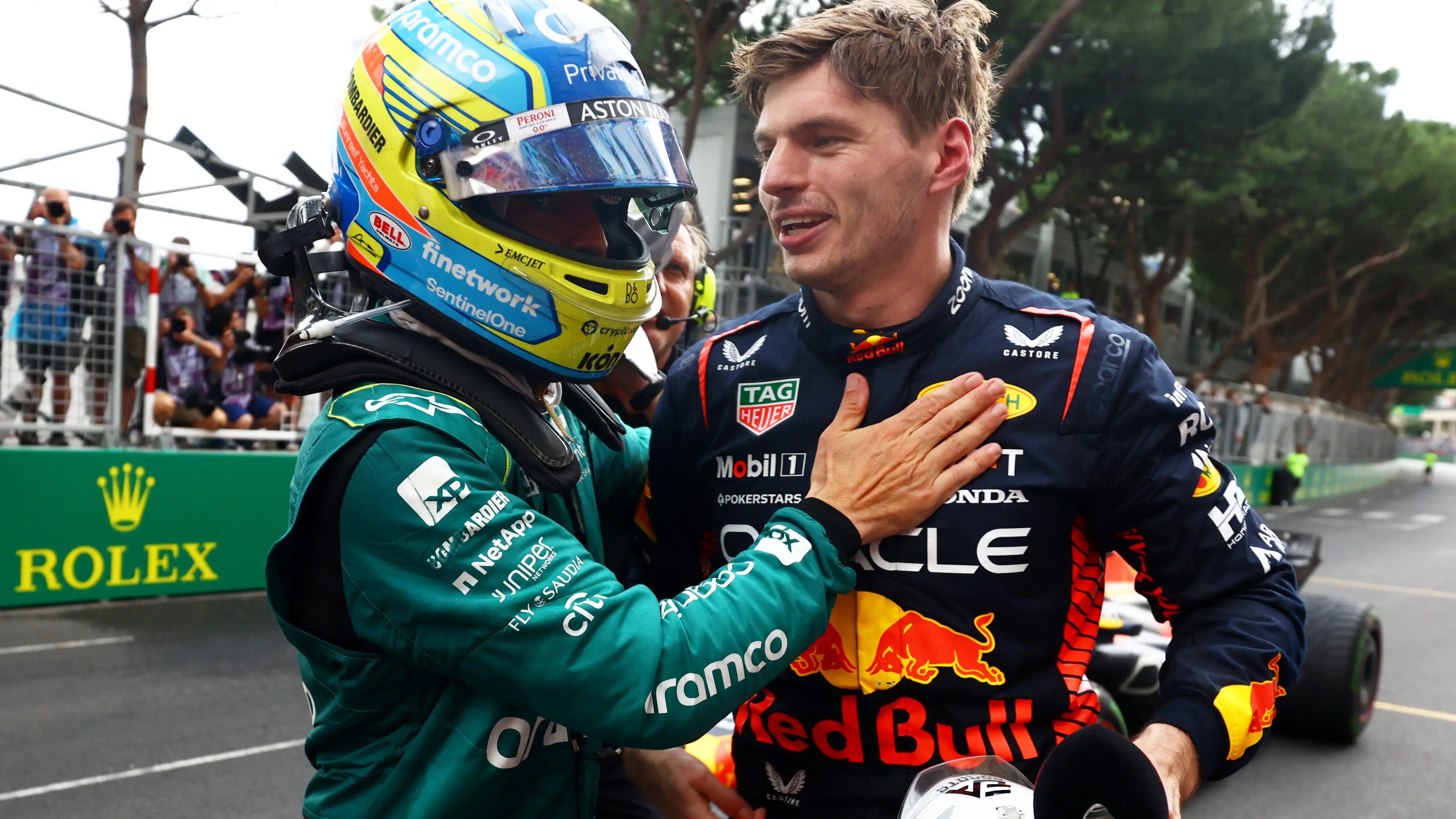 Alonso saluda a Verstappen en Mónaco Alonso saluda a Verstappen en Mónaco
