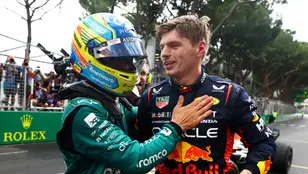 Alonso saluda a Verstappen en Mónaco