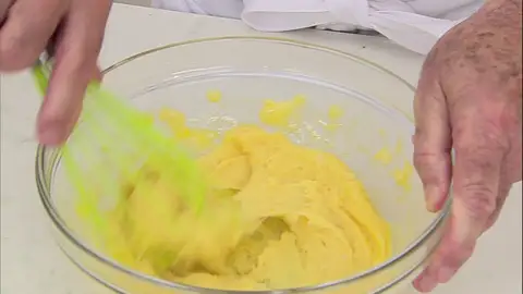 Incorpora un huevo a la masa Incorpora un huevo a la masa