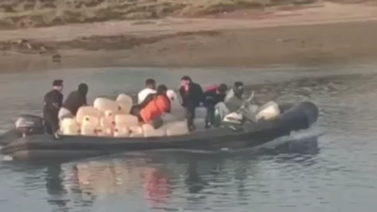 Una zodiac cargada de combustible para los narcos