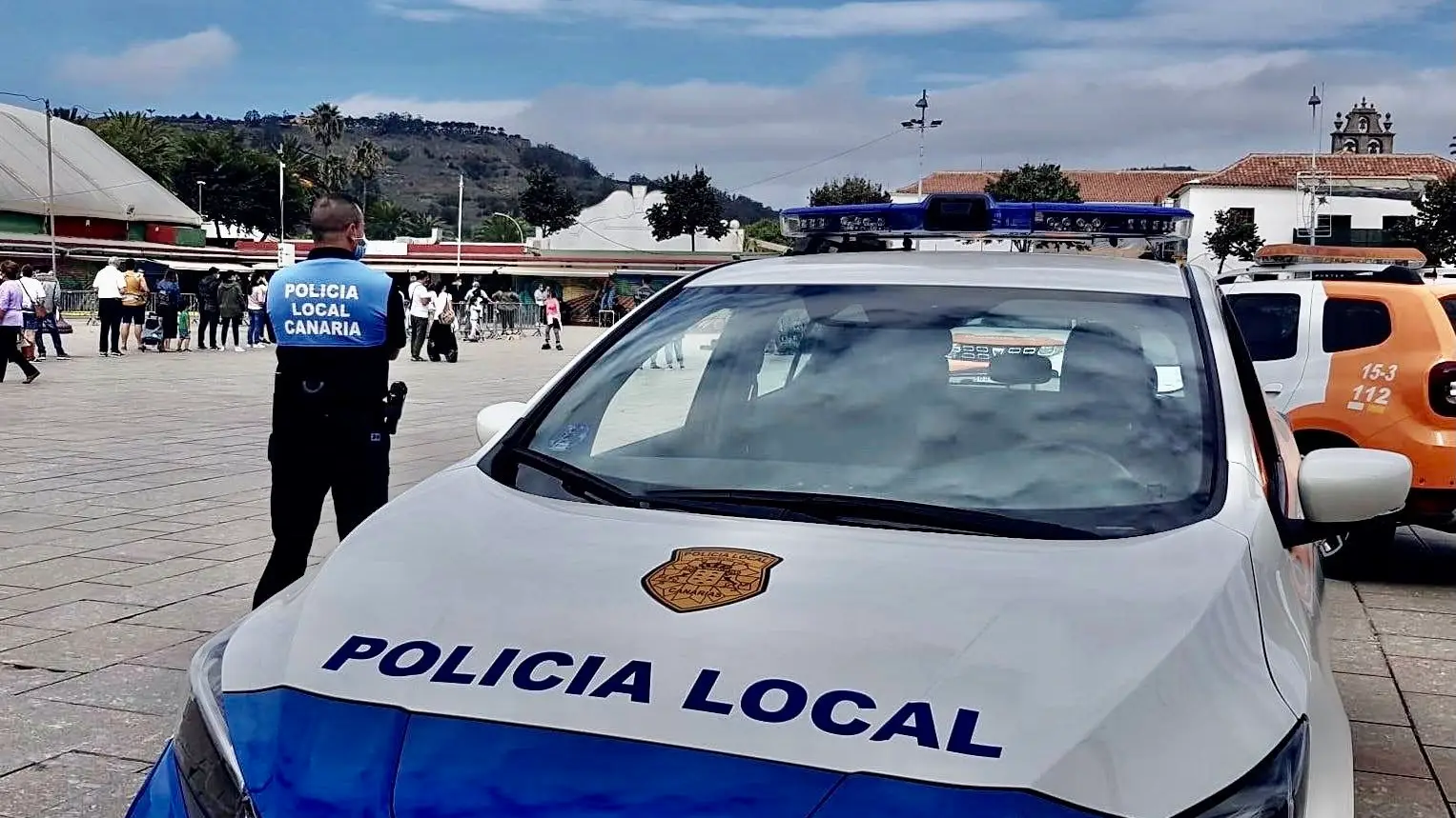 Un agente de la Polic&iacute;a Local en la plaza del Cristo