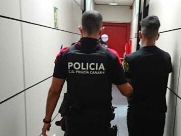 Uno de los detenidos por una presunta gresión sexual en grupo a una menor en una playa del sur de Tenerife