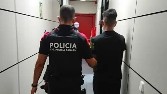 Uno de los detenidos por una presunta gresi&oacute;n sexual en grupo a una menor en una playa del sur de Tenerife
