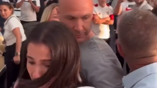 Anthony Taylor, agredido en el aeropuerto de Budapest