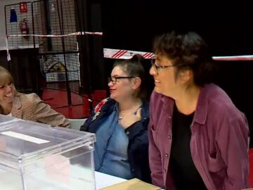 Tres mujeres en una mesa electoral