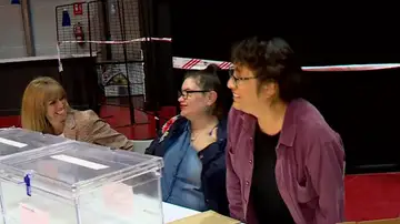 Tres mujeres en una mesa electoral