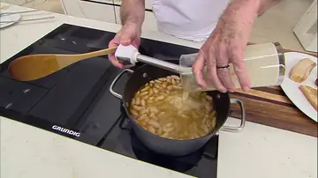 Tritura la cebolla con 4 fabes y añade la mezcla a la cazuela