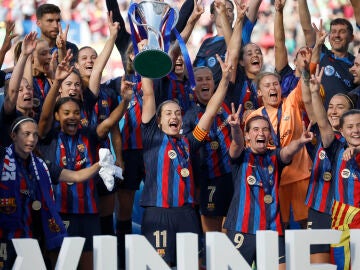 Alexia Putellas levanta junto a sus compañeras el título de la Champions League femenina