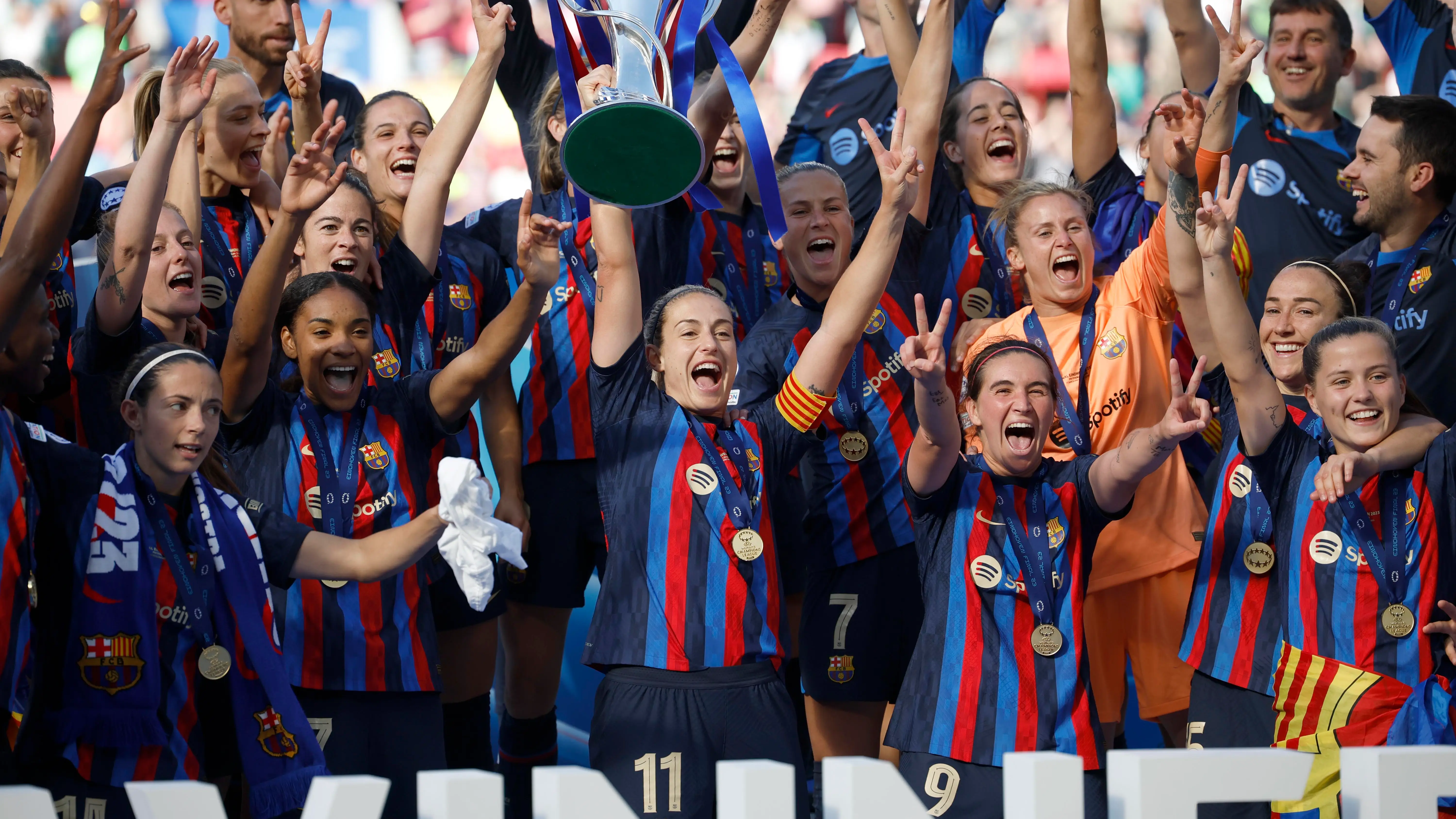 Alexia Putellas levanta junto a sus compa&ntilde;eras el t&iacute;tulo de la Champions League femenina