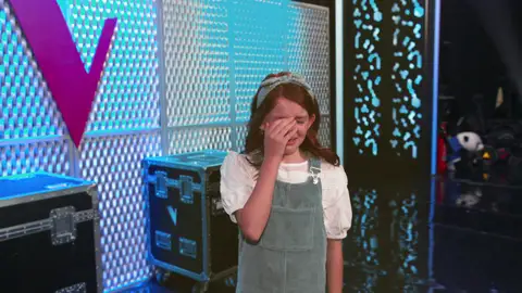 Emma llora desconsoladamente al pasar a los Asaltos: “Cuando ensayaba me salía mal y ahora también” Emma llora desconsoladamente al pasar a los Asaltos: “Cuando ensayaba me salía mal y ahora también”