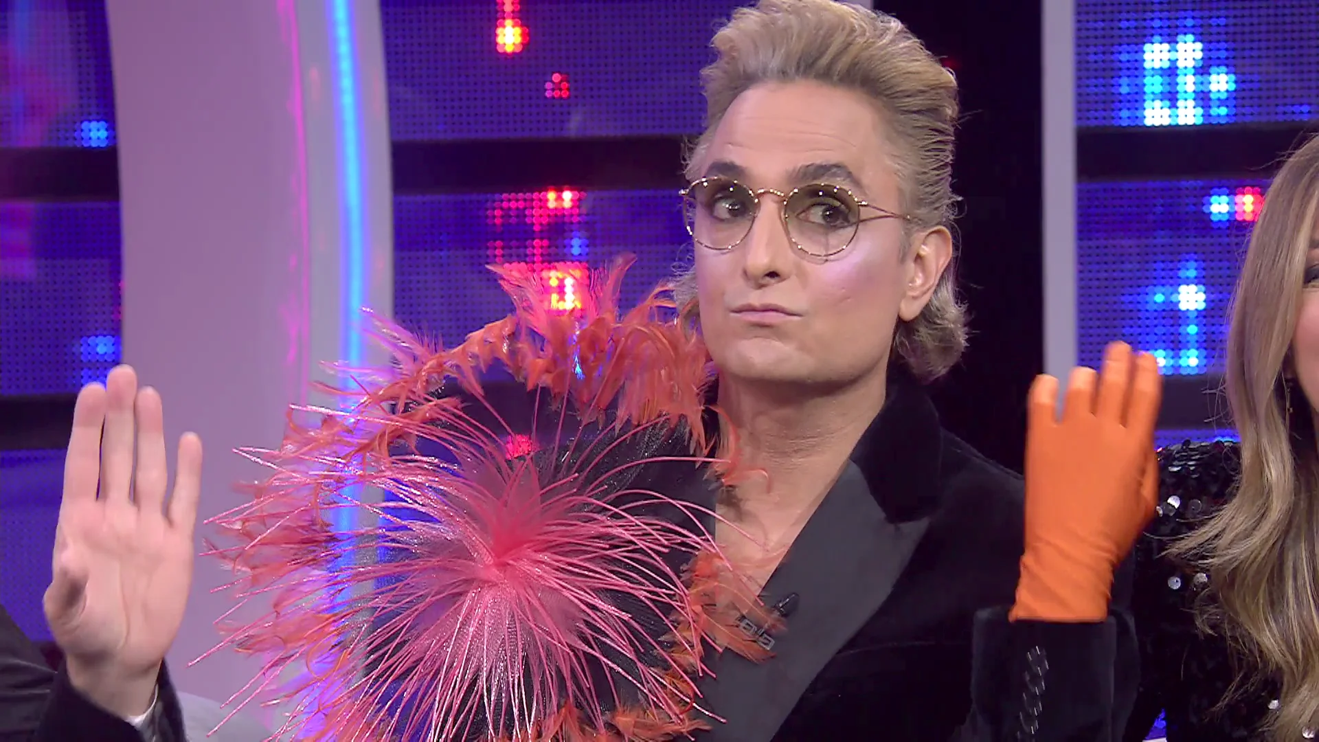 De Margareth Thatcher a Glenn Close, los peinados de Josie fascinan a Manel Fuentes 