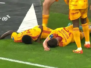 Lucas Buades en el suelo tras ser agredido por un ultra Lucas Buades en el suelo tras ser agredido por un ultra
