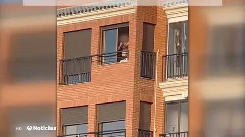 Detenido tras atrincherarse y amenazar con disparar Detenido tras atrincherarse y amenazar con disparar
