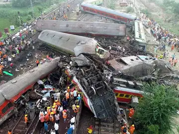 Grave choque mortal entre trenes en la India Grave choque mortal entre trenes en la India